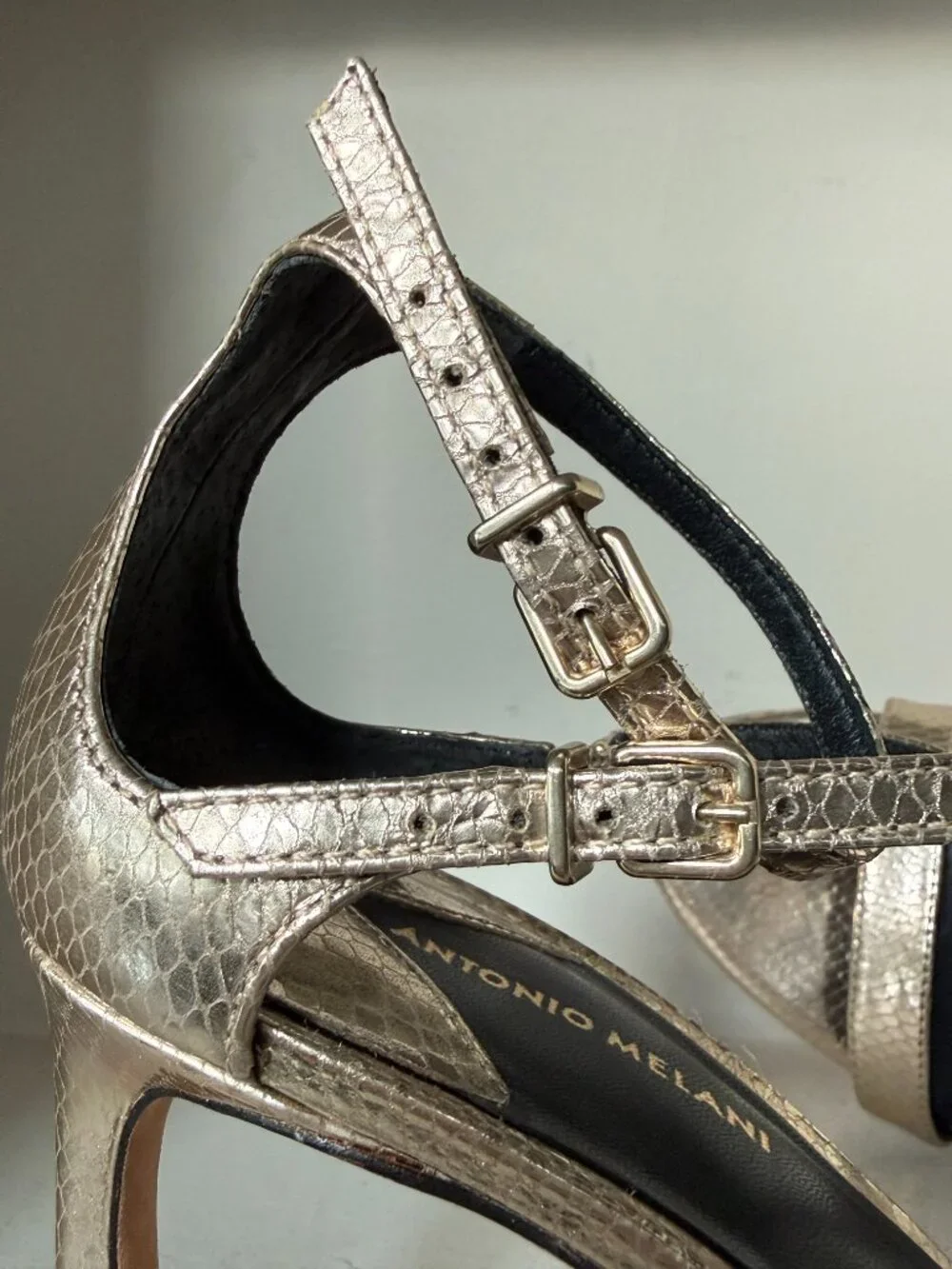 Gorgeous Antonio Melani metallic champagne-gold strappy heels in women’s size 10